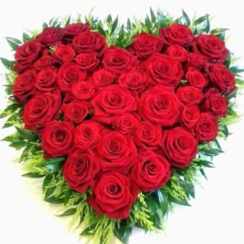 wiązanka pogrzebowa w kształcie serca z czerwonych róż