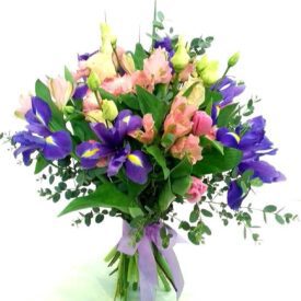 wiosenny bukiet z niebieskimi kwiatami oraz z różową alstromerią, eustomą i różowymi tulipanami