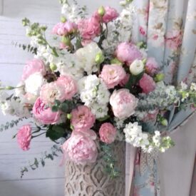 kosz kwiatowy z różowymi peoniami, białą eustomą