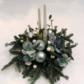 stroiki na stół bożonarodzeniowe z gałązek, ze srebrnymi bombkami, białe świece i jemioła
