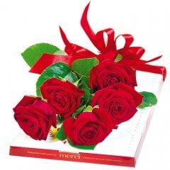 bukiet czerwone róże z czekoladkami, poczt akwiatowa