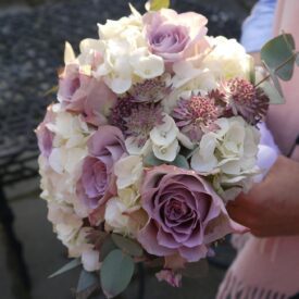 piękny bukiet dla ukochanej kobiety. biała hortensja, fioletowe róże, eukaliptus