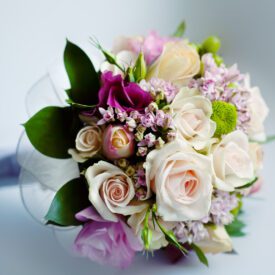 fioletowe kwiaty na ślub w formie bukietu