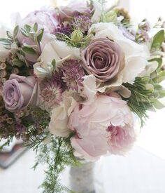 bukiet ślubny glamour z piwonii i fioletowych róż