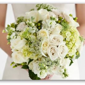 biało zielony bukiet ślubny. bukiet ślubny mały z białą różą i białą eustomą wraz z zielonymi dodatkami