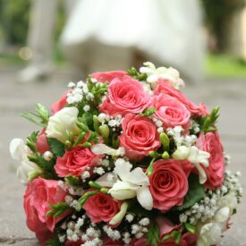 bukiet ślubny pudrowy róż z frezjami i białymi dodatkami