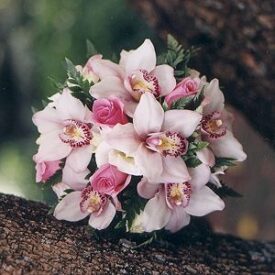 bukiet ślubny różowy storczyk i róże