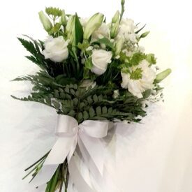 skromny bukiet ślubny z goździków i białej róży