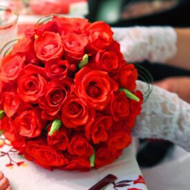 bukiet ślubny z czerwonych róż