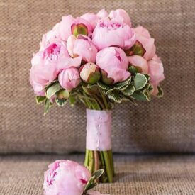 bukiet ślubny z różowych peonii i butonierka