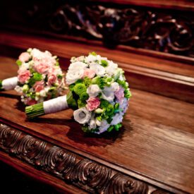 dwa bukiety na wesele z białej i różowej eustomy i chryzantemy santini