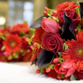 bukiety ślubne z czerwonych kwiatów takich jak róże, tulipany, gerbery z dodatkiem hipericum