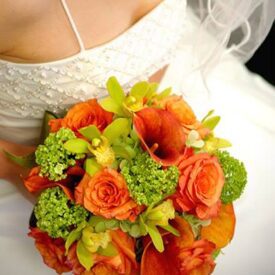 bukiety ślubne z pomarańczowych kwiatów