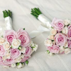 dwa bukiety ślubne z róż kremowych i różowych