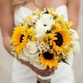 wiosenne bukiety ślubne ze słoneczników białych gerber i białych róż