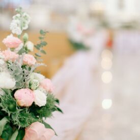 przystrojenie kościoła na ślub. dekoracja ławki na ślub z białymi i różowymi piwoniami, różowymi goździkami, z dodatkiem mrozów, do tego oset i eukaliptus