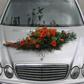 dekoracja samchodu do ślubu srebrny samochód