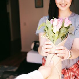 dostawa kwiatów dla uśmiechniętej kobiety. kwiaty to bukiet różowych tulipanów