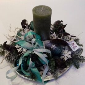 elegancki bożonarodzeniowy stroik na stół z gałązek świerku na srebrnej tacy z czarnymi bombkami choinkowymi i zieloną świecą