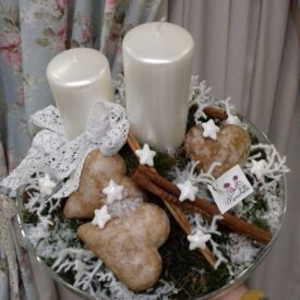 eleganckie stroiki bożonarodzeniowe w szkle z dwiema białymi świecami, z cynamonem i piernikami