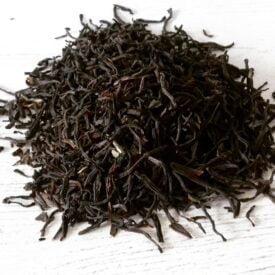 liście czarnej herbaty, która charakteryzuje się aromatycznym, kwiecistym smakiem