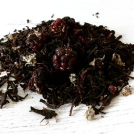 herbata czarna na wagę. skład: herbata czarna, jeżyny, maliny, liście jeżyn, aromat