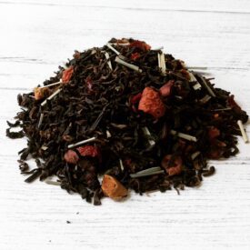 liście herbaty puerh wraz z dodatkami, której skład to: herbata PuErh, jabłka, dzika róża, trawa cytrynowa, jagoda shizandry, aromat