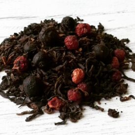 liście porzczkowej herbaty puerh, której skład to: herbata PuErh czerwona porzeczka, czarna porzeczka, aromat
