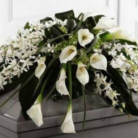kompozycje z żywych kwiatów na cmentarz kwiaty to kalla i biała orchidea