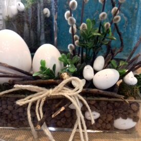 nowoczesne ozdoby i dekoracje na wielkanoc w szkle, z białymi porcelanowymi jajami wielkanocnymi