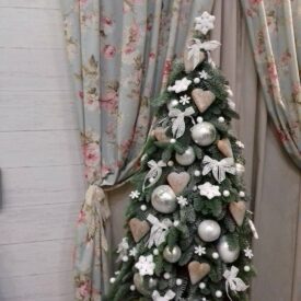 nowoczesne stroiki bożonarodzeniowe, ręcznie robione choinki ozdobione srebrnymi bombkami, śnieżynkami, piernikami i światełkami