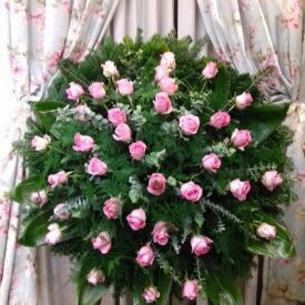 nowoczesne wieńce pogrzebowe z żywych kwiatów z różowych róż i eukaliptusa