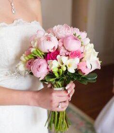 piękny bukiet ślubny z różowych piwonii i białych frezji