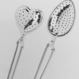 dwa srebrne zaparzacze do herbaty i ziół srebrny w kształcie serca i owalny