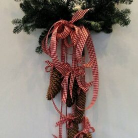 stroik bożonarodzeniowy, wiklinowy wianek na drzwi lub ścianę. ozdobiony gałązkami i szyszkami