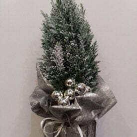 stroik bożonarodzeniowy cyprys w szarej fizelinie ze srebrnymi bombkami