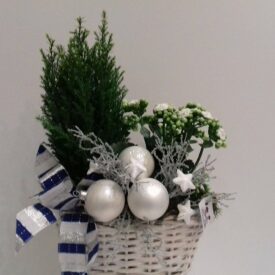 stroik bożonarodzeniowy w koszyku z cyprysem i srebrnymi bombkami choinkowymi
