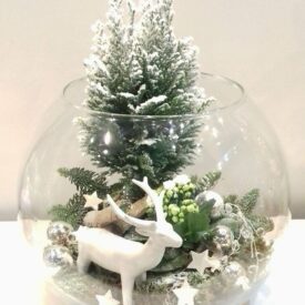 stroik świąteczny w szkle z figurką biały jeleń i ośnieżony cyprys