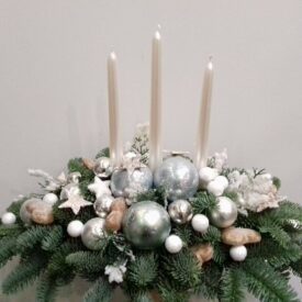 stroiki na stół bożonarodzeniowe z gałązkami świerku, srebrne bombki i białe świece