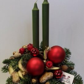 stroiki na stół bożonarodzeniowe z zielonymi świeczkami, czerwonymi bombkami choinkowymi, z piernikiem i orzechami