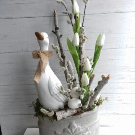stroiki na stół wielkanocny, szara gipsowa doniczka, z białymi tulipanami i figurką białej gąski