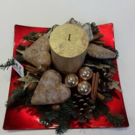 stroiki świąteczne bożonarodzeniowe na tacy ze złotą świecą i złotymi bombkami choinkowymi, do tego serca z piernika i laski cynamonu