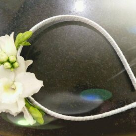 wianek komunijny opaska z żywych kwiatów: biały storczyk