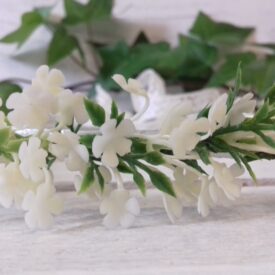wianek komunijny na głowę z białych kwiatów sztucznych - na zdjęciu białe plastikowe kwiatki