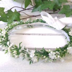 wianek komunijny na głowę z białych kwiatów sztucznych z dodatkiem sztucznych zielonych roślin i białych kulek
