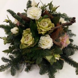 wiązanka pogrzebowa mała - sztuczne kwiaty i nobilis: białe i żółte róże oraz hortensja
