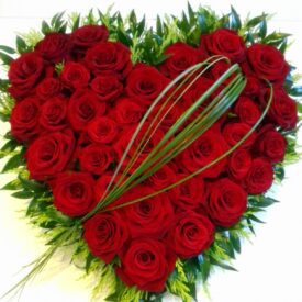 wiązanka pogrzebowa serce z żywych czerwonych róż