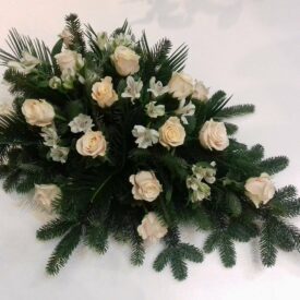 wiązanka pogrzebowa na jodle. kwiaty żywe biała róża i białe lilie