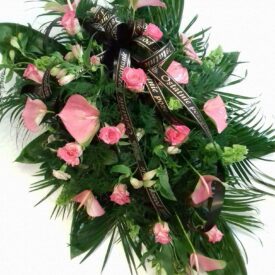wiązanka pogrzebowa. żywe różowe kwiaty: anturium, alstromeria i róże