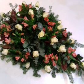 wiązanki pogrzebowe nowoczesne, żywe kwiaty: alstromeria, róże i eukaliptus